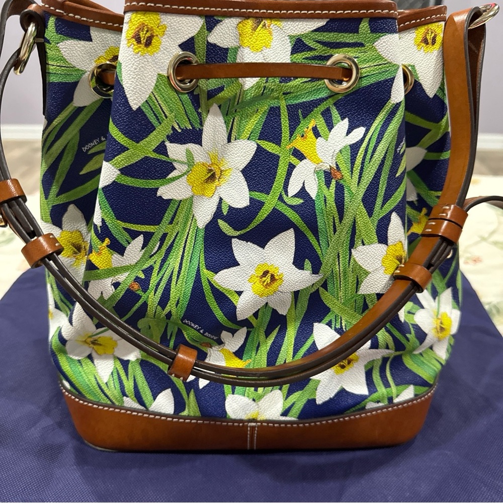 DOONEY and BOURKE Daffodil Drawstring Flower Floral Tassel Bucket Bag - Picture 6 of 10